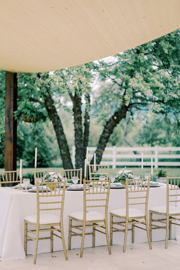 image of wedding reception table with gold chiavari chair rentals