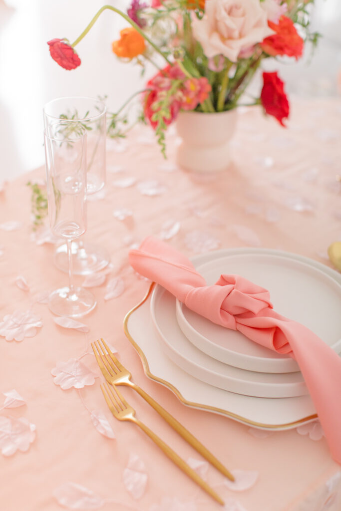 Image of gold and white dinnerware rentals