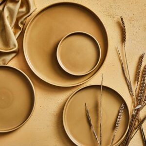 image of honey stoneware plate rentals